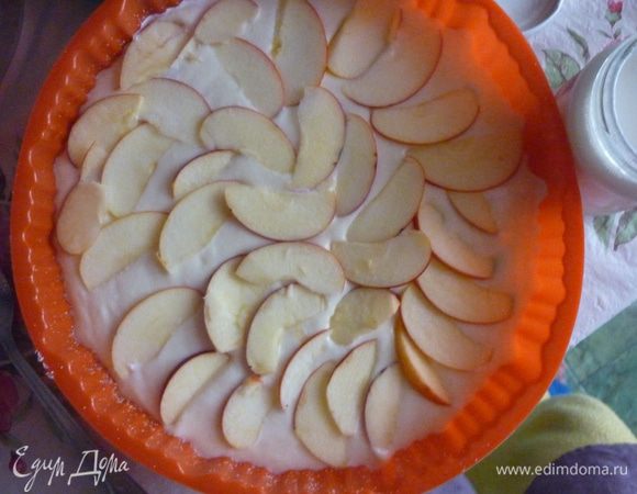 Массу для запеканки вылить в смазанную маслом и посыпанную манной крупой форму.
Яблоки очистить (не обязательно), нарезать дольками или небольшими кусочками, выложить на тесто.