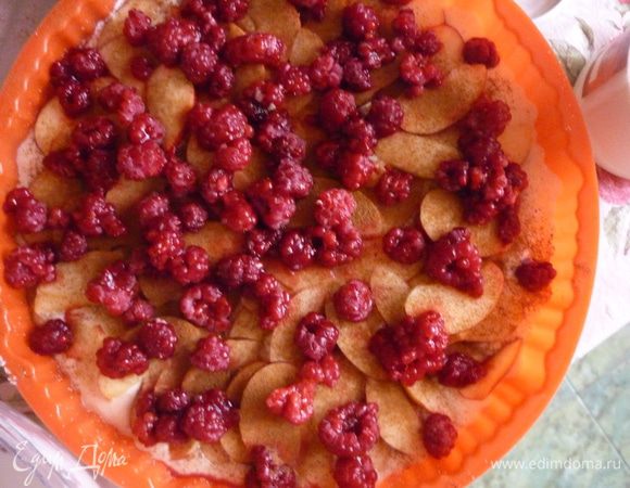 Разложить сверху малину. Полить поверхность запеканки сметаной, перемешанной с сахаром. 