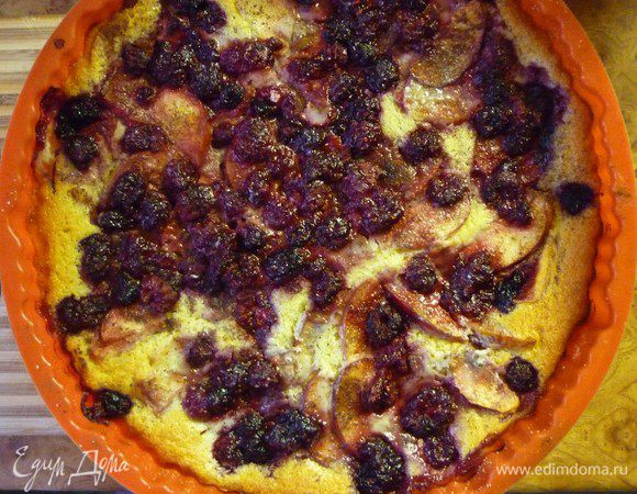 Запекайте в разогретой до 180°С духовке 40-50 минут. Если верх начнет пригорать, прикрыть форму бумагой. 