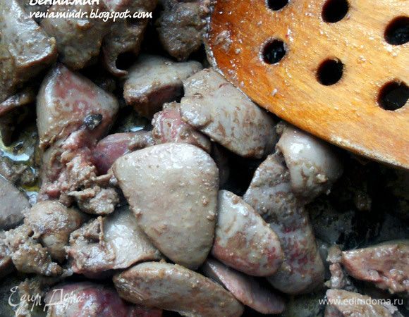 В сотейнике/сковороде разогреть оливковое масло, обжарить промытую, высушенную и нарезанную произвольными кусками печень, до желаемого состояния (обычно 3-4 минуты достаточно). Присолить по вкусу.