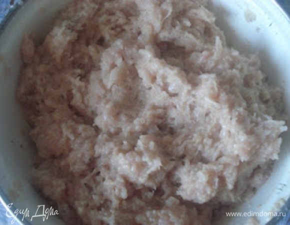 Лаваш разорвать руками на мелкие кусочки и залить охлажденным, кипяченым молоком. Молоко, которое не впитается в лаваш, слить.
Куриную грудку отделить от костей и два раза пропустить с лавашом и луковицей через мясорубку. Посолить и поперчить. Хорошо перемешать и поставить на холод на 30 минут.
