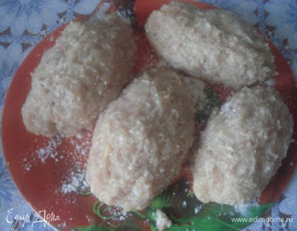 Яйца взбить вилкой, сухари выложить на тарелку. Сформировать из фарша котлетки, положить на охлажденную доску и выложить на холод на 15 минут.
