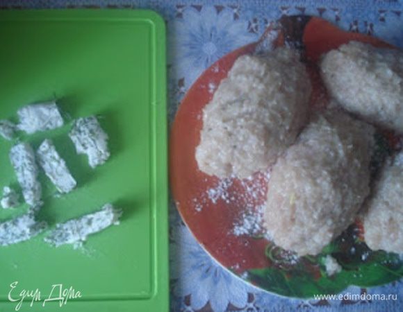 Затем с помощью ножа сделать аккуратно надрез и положить в него кусочек масла с укропом и сыр. Затем аккуратно скрепить края.
