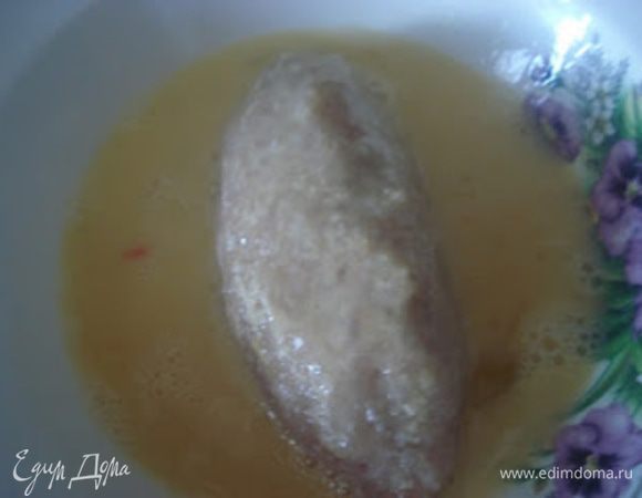 Обвалять котлеты сначала в яйце, затем в сухарях. Поставить на холод на полчаса.
