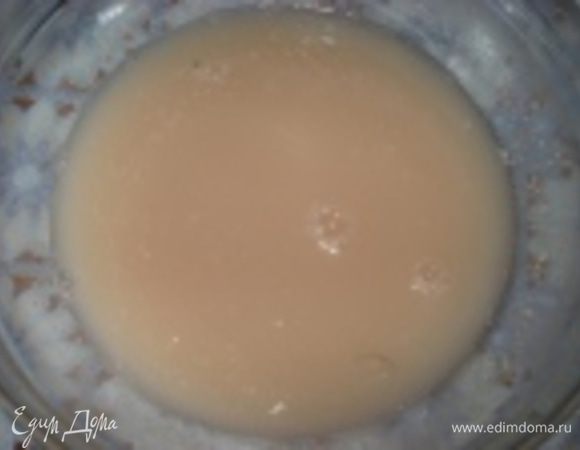 Отварить картофель, затем его помять и сделать картофельное пюре.
Растворить дрожжи в картофельном отваре с сахаром и поставить в теплое место, чтобы дрожжи подошли.