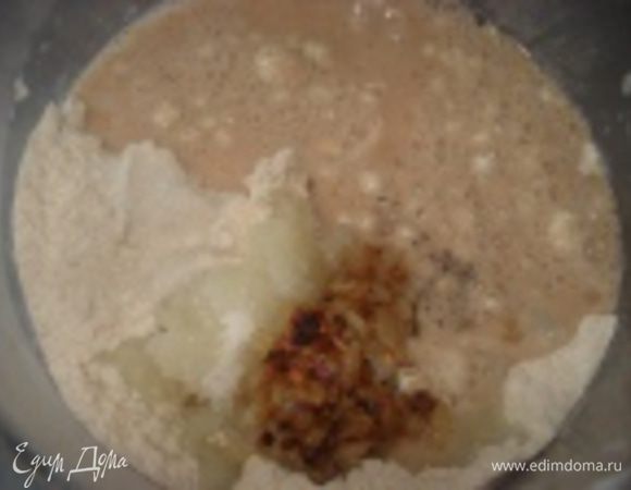 Добавить картофельное пюре, сахар, соль, лук  и замесить тесто. Тесто должно получится мягким, чуть липнувшим к рукам