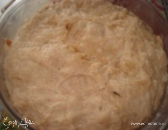 Сформировать из теста шар, выложить в миску и поставить в теплое место на час. Тесто увеличится в объеме вдвое.
