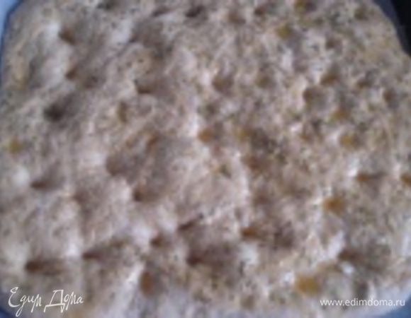 Смазать фокаччу маслом, затем сделать пальцами углубления, посыпать сверху крупной солью и розмарином.
