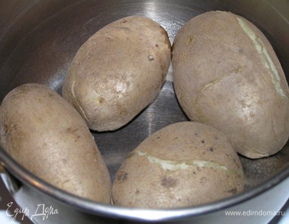 Картофель вымыть, отварить с кожурой.