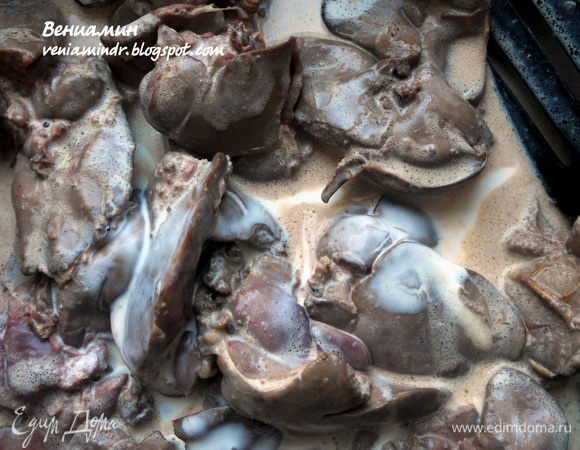 И сливки (факультативно). Накрыть крышкой и потомить на медленном огне, минут 10-15, до мягкости. В процессе присолить.