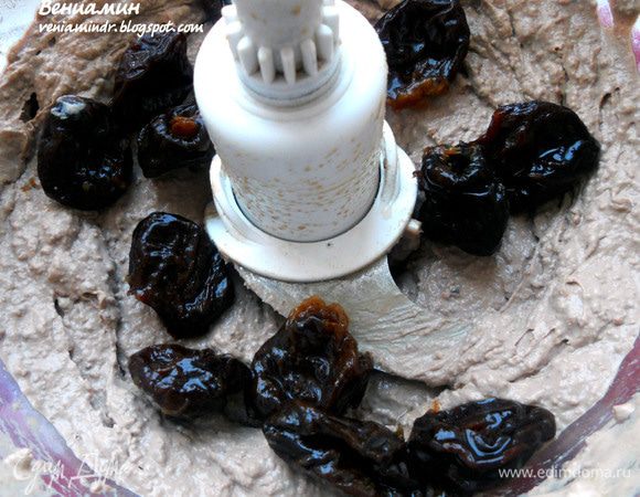 Добавить чернослив (коньяк не используется, но и чернослив не нужно отжимать - пусть легкий аромат алкоголя присутствует) и включить еще несколько оборотов, чтобы чувствовалась фактура, впрочем, можно и до однородного состояния взбить. Переложить в посуду, пригодную для хранения; держать в холодильнике, затянув пленкой/фольгой. 