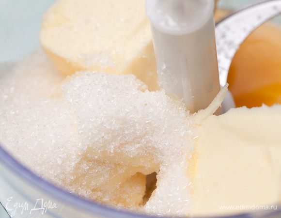 Растереть в блендере сахар с желтками и маслом