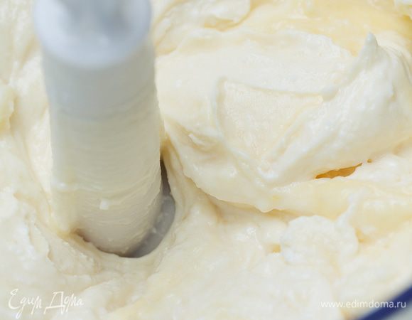 добавить творога, соду.
взбить до пышной массы