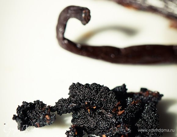 аккуратно и с большим удовольствием достать ароматную начинку из стручка ванили