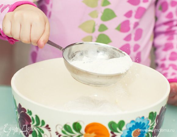 ну и последним этапом замеса - добавить муки. 