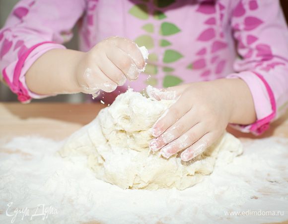 тесто должно напоминать пластилин. 
очень хорошо его вымешиваем. без детской помощи ну никак не обойтись )))