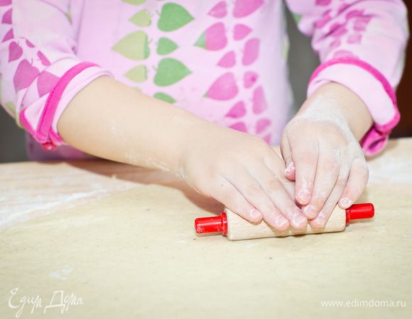 раскатываем большой пласт толщиной около полусантиметра