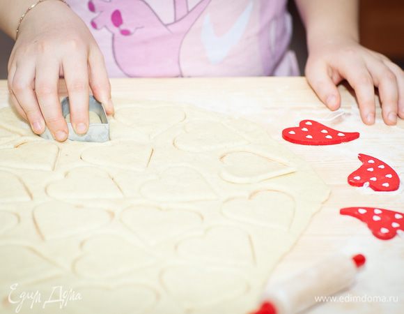 и начинаем вырезать сердечки с помощью формочек