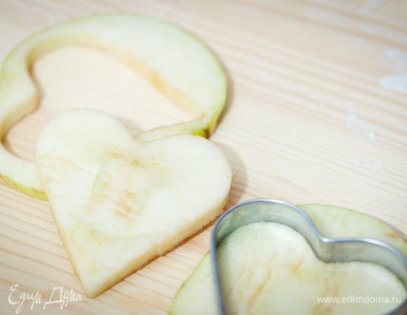 с помощью формочек меньшего размера вырезаем сердечки из яблок