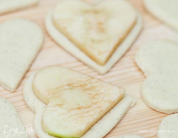 покрываем яблочными сердцами половину сердец из теста