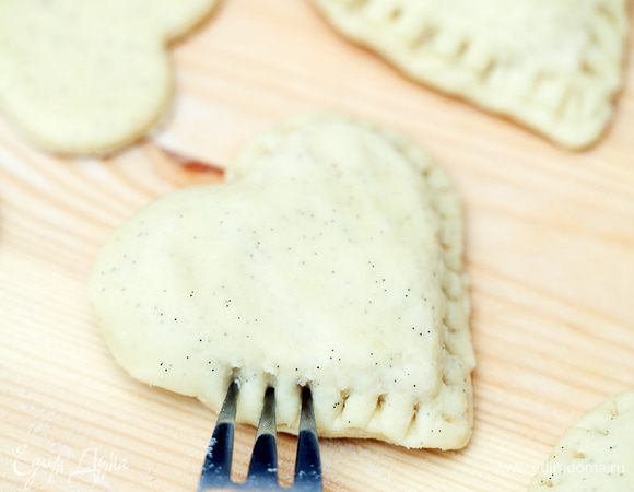 накрываем сверху другим сердечком из теста и хорошо закрепляем края. по краю прижимаем вилкой