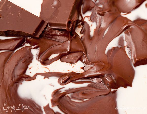 на паровой бане разводим шоколад со сливками