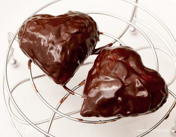 аккуратно смазываем сердца с помощью силиконовой кисточки