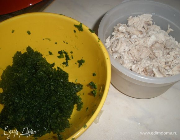 Курицу мелко нарезать. Шпинат разморозить и как следует отжать. 