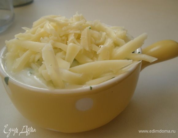 В кокотницы уложить сначала курицу, сверху шпинат, полить все соусом и присыпать сыром. Запекать в духовке до зарумянивания сыра при температуре 190 градусов. 