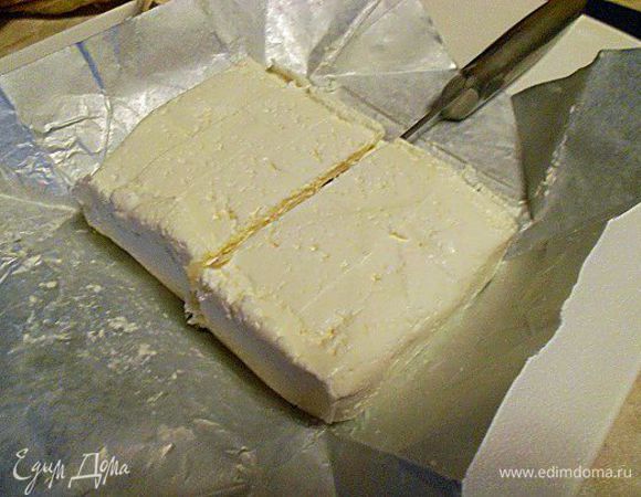 Бананы сложить в емкость вместе с творогом , потолочь толкушкой.