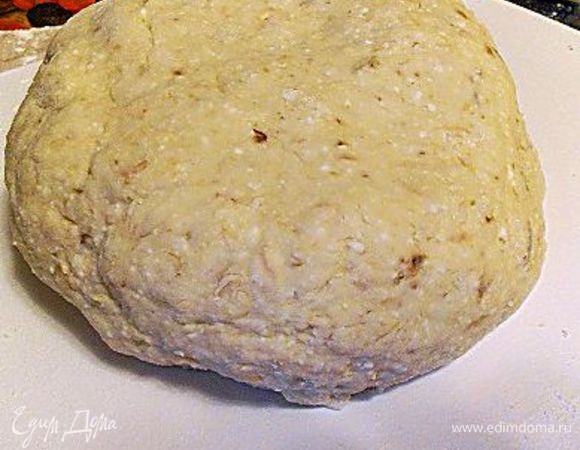 Добавить растительное масло и перемешать. Муку просеять с содой, добавить к бананово-творожной смеси, всыпать хлопья, вымесить тесто. Тесто больше как дрожжевое, чем песочное, очень мягкое и липнет к рукам. Но из него можно формировать коржики(круглые или квадратные). Чтобы тесто меньше липло к рукам – смазывайте руки раст.маслом.
