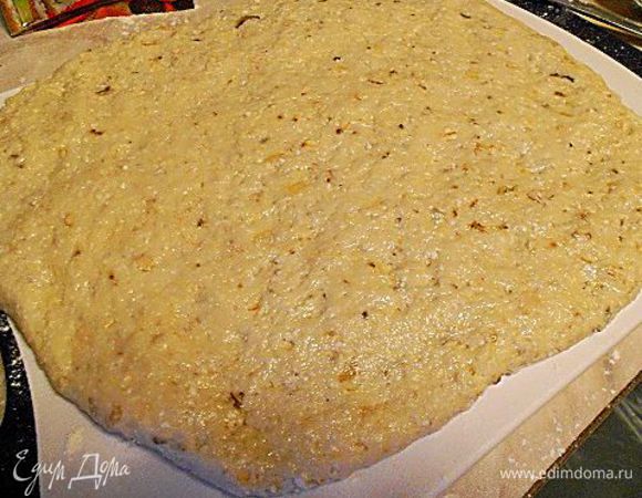 Готовое тесто выложить на присыпанную мукой поверхность, разровнять руками толщиной в 1 см, смазанным маслом ножом нарезать на квадраты. Или отщипываете по кусочку и скатываете круглый коржик. Каждый кусочек присыпать или обвалять в стружке или кунжуте.
