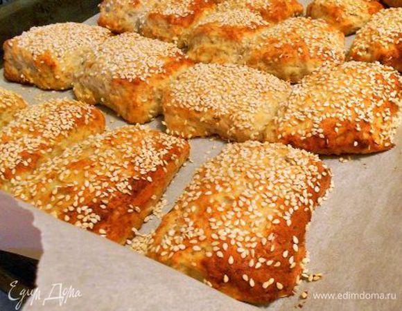 Готовые коржики выложить на противень, застеленный бумагой. Поставить в разогретую до 190 градусов духовку и печь примерно 18-20 минут до красивой золотистой корочки. 

