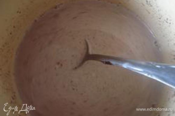Блины шоколадные: Шоколад растопить на водяной бане. Нагреть в небольшой кастрюльке 300 мл молока и добавить его в растопленный шоколад.