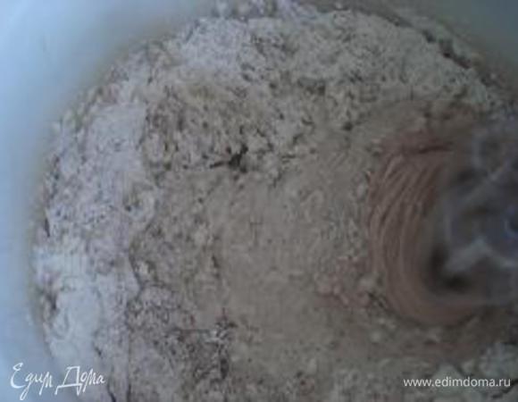 Хорошо перемешать до полного растворения шоколада.
Просеять муку с сах.пудрой, какао и солью. Взбить эту смесь с оставшимся молоком.
