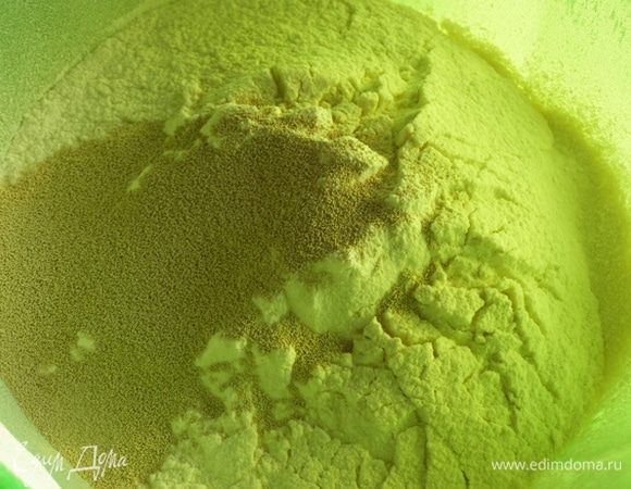 Муку просеем в миску, смешаем с дрожжами