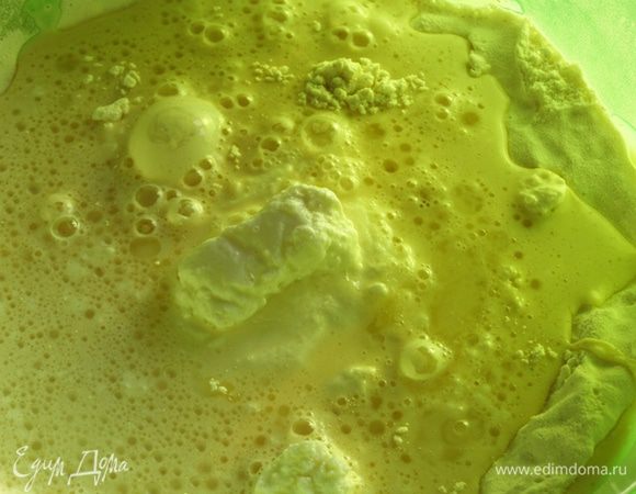 Добавим творог, масло, соль и сахар. 