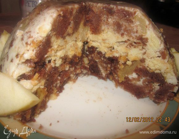 СЛОЕНОЕ ТЕСТО ПОХОЖЕ В ЭТОМ ТОРТЕ НА ОРЕХ,А ПРОПИТАННЫЙ СМЕТАНОЙ МАННИК ОЧЕНЬ ВКУСНЫЙ ОКАЗАЛСЯ,Я ЖЕ НИКОГДА НЕ ПРОПИТЫВАЛА СМЕТАНОЙ НИ СЛОЕНОЕ ТЕСТО,НИ МАННИКИ!ЯБЛОКИ ПРИДАЮТ ЛЕГКОСТЬ И СВЕЖЕСТЬ!ДАЛА ТОРТУ ЗАСТЫТЬ,ПЕРЕВЕРНУЛА И ОКАЗАЛОСЬ,ЧТО ЕГО МОЖНО НЕ УКРАШАТЬ)) ВКРАПЛЕНИЯ КОРИЧНЕГОГО (МАННИК ШОКОЛАДНЫЙ) И БЕЛОГО(СМЕТАНЫ) ИНТЕРЕСНО СМОТРЯТСЯ И САМИ ПО СЕБЕ.ВОТ ТАКОЙ ТОРТИК))