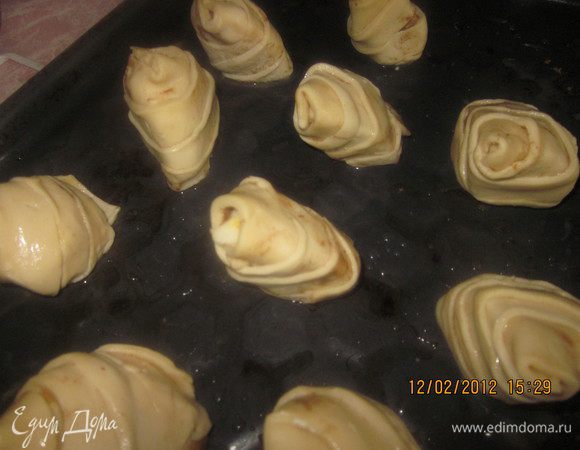 Полоску теста оборачивать вокруг яблока, начиная снизу по спирали. Смазанная сторона теста должна касаться яблока. Слегка нахлестывайте каждый верхний ряд на предыдущий. 
