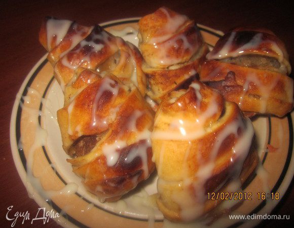 Выпекать 30-40 минут при температуре 175-180 °С, тесто должно зарумяниться. Готовое яблоко можно смазать сверху медом и посыпать сахарной пудрой,я полила сгущенкой. Печеные яблоки отдают свой сок тесту, которое получатся очень нежным и приятным на вкус. 

