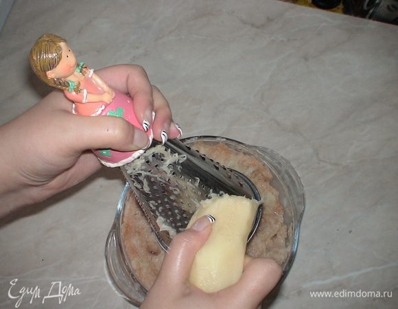 Чистим картофель и трем его на мелкой терке.