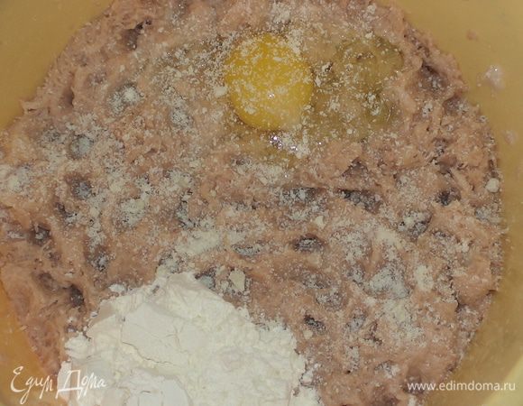 Сливаем лишнюю жидкость и добавляем к картофелю яйцо, муку, соль. Тщательно перемешиваем.