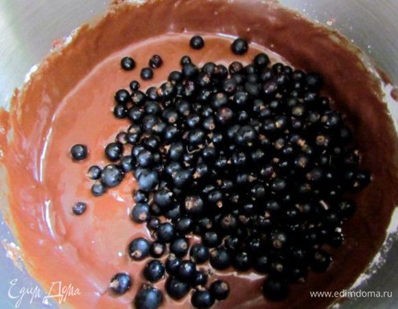 Муку смешать с разрыхлителем и какао.
Шоколад порубить в мелкую крошку.
Мягкое масло взбить с сахаром,добавить яйца, йогурт (или сметану) и ликёр (коньяк). Всыпать муку с разрыхлителем и какао и хорошо вымешать.
Подмешать к тесту смородину (предварительно не размораживать)и тертый шоколад.