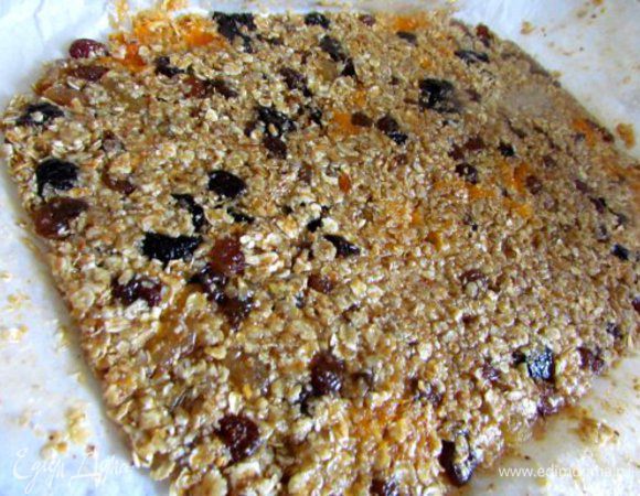 Растопить мед и сливочное масло в микроволновке, добавить ваниль. Курагу и чернослив нарезать на небольшие кусочки, добавить изюм. Смешать все ингредиенты: Овсяные хлопья, сухофрукты и мед с маслом. Отрегулировать густоту - масса должна быть плотной и клейкой. Застелить форму пергаментом и утрамбовать полученную смесь. Охладить несколько часов в холодильнике или морозильнике. Можно запечь в духовке при 160С до золотистого цвета минут 40, охладить полностью и потом нарезать, но это уже другая история :))!