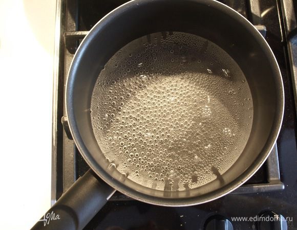 И так, ставим сотейник с небольшим коли-вом воды. Нагреваем, но не допускаем сильного кипения.