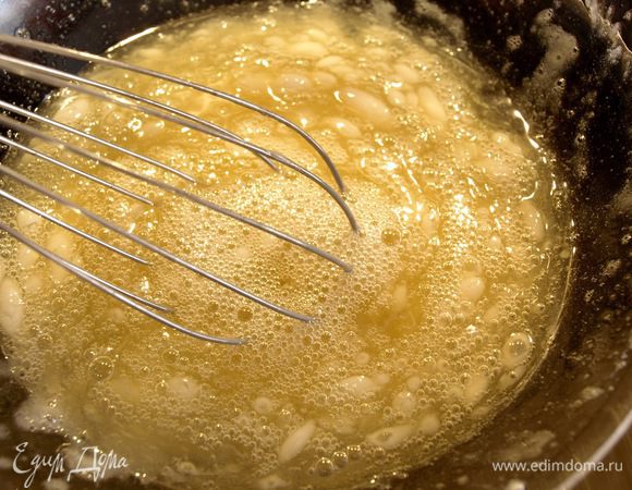 В металлическую или стеклянную миску помещаем белки с сахаром/сах. пудрой. Ставим на водяную баню. Смесь постоянно помешиваем (НО не взбиваем) венчиком, иначе белки просто сварятся - получим слаткие белки пашот =Р 