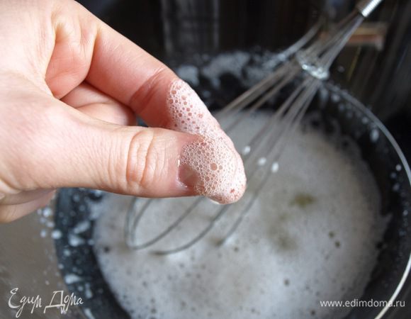 Доводим смесь до 60С. Если нет термометра, проверяем на ощупь: сахар должен полностью раствориться, а белки стать довольно горячими. У меня заняло 8 минут.