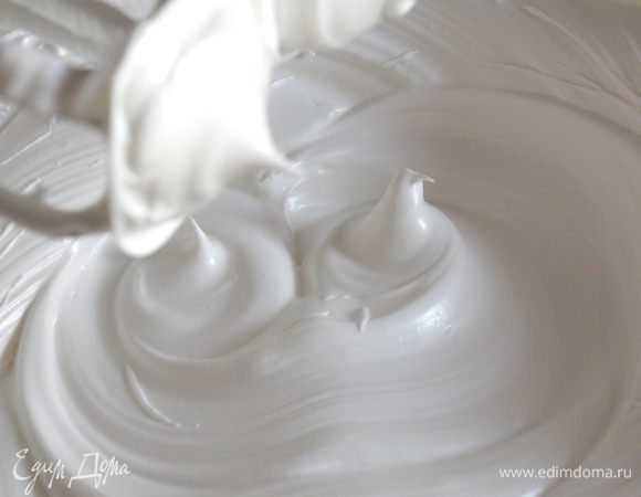 Продолжаем взбивать до жестких пик, глянцевой поверхности, и главное - миска должна полностью остыть до комнатной температуры.