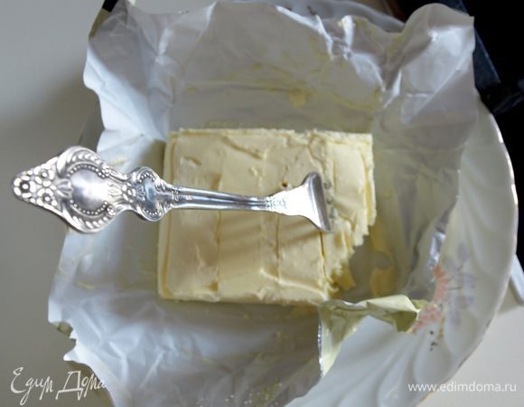 Что касается масла, оно должно быть размягченным, но не слишком мягким. Проверяем так: втыкаемв него вилку, та должна стоять