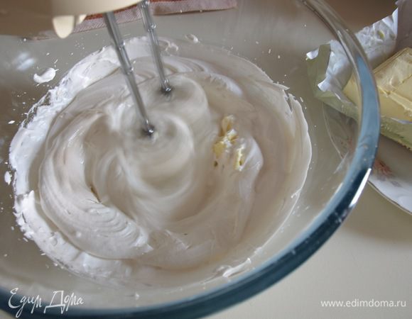 Начинаем маленькими порциями вводить масло.